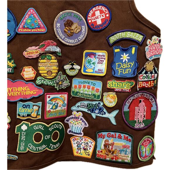GIRL SCOUT Brownie Vest Sz MD Multiple Patches & Pins Attached Can Be Repurposed - Picture 8 of 9